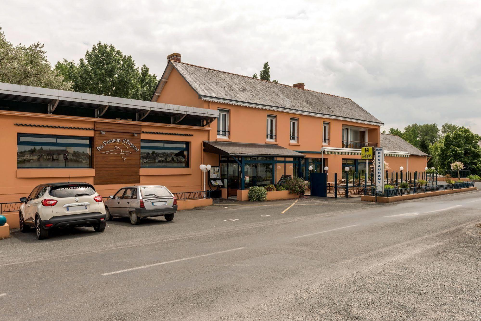 Logis Au Poisson D'Argent Hotell Le Mesnil-en-Vallée Eksteriør bilde