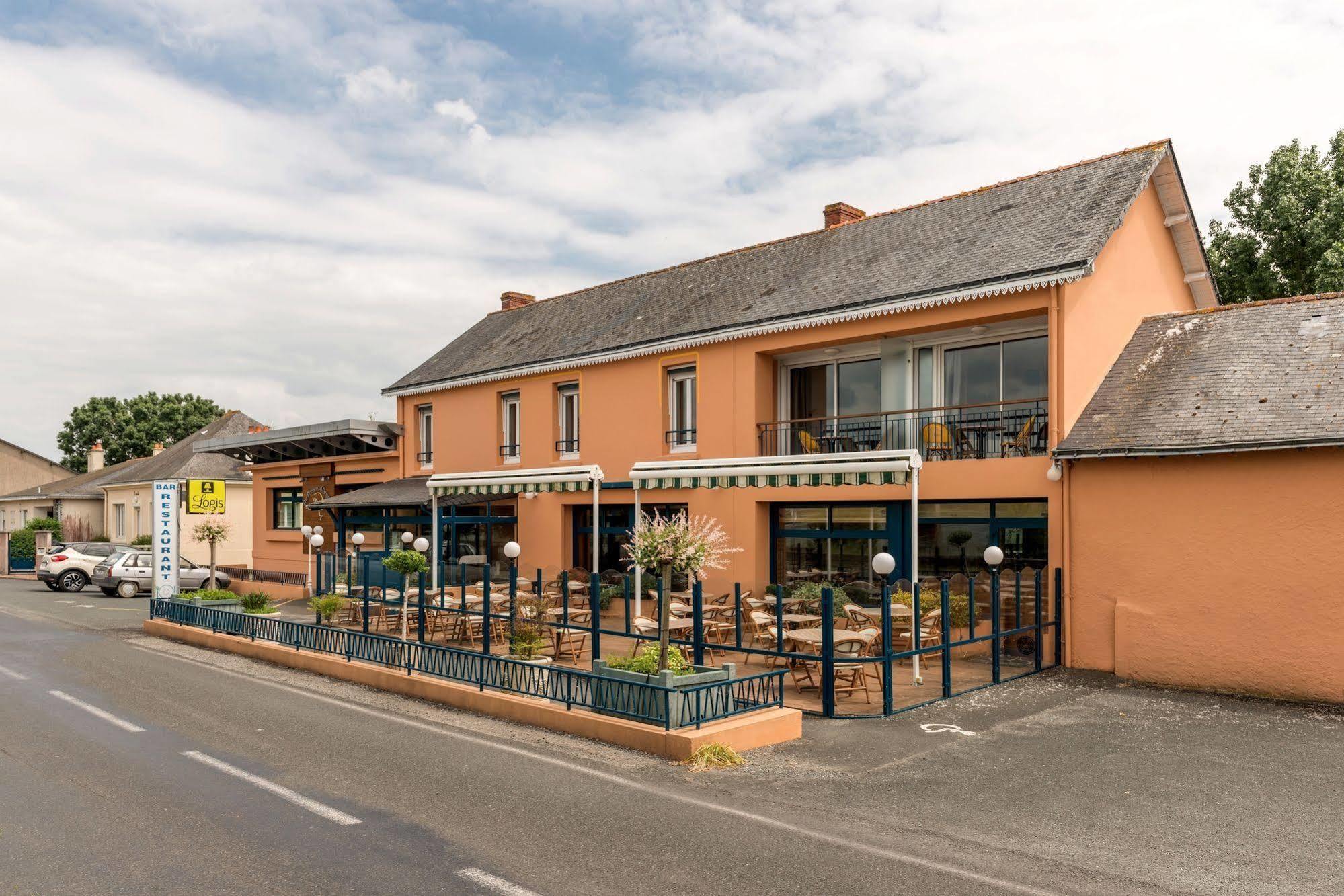 Logis Au Poisson D'Argent Hotell Le Mesnil-en-Vallée Eksteriør bilde